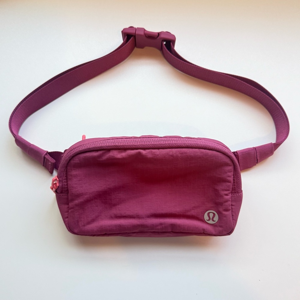 Lululemon Athletica Mauve Everywhere Belt Bag with Adjustable Straps - Picture 3 of 8